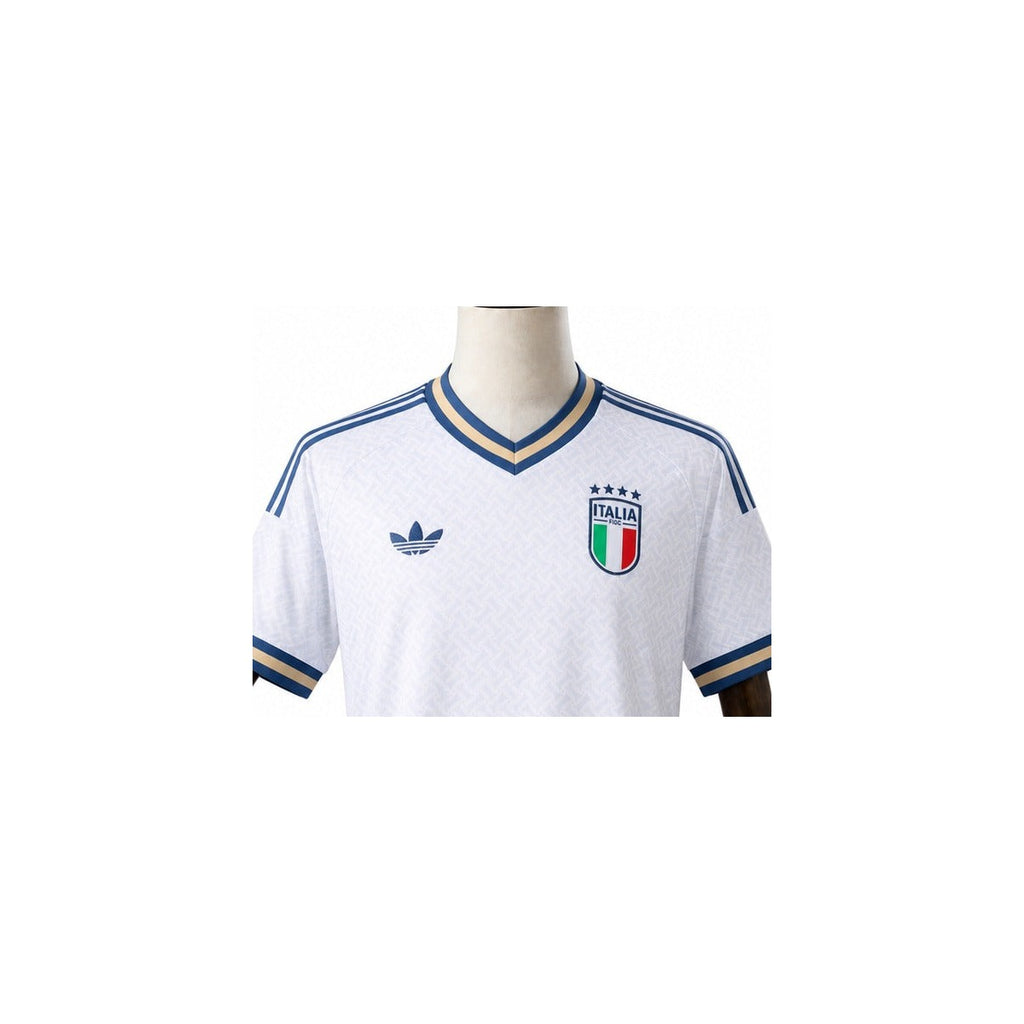 Camisa Seleção Itália - 2º Uniforme Torcedor 2026 detalhe escudo manequim fundo branco