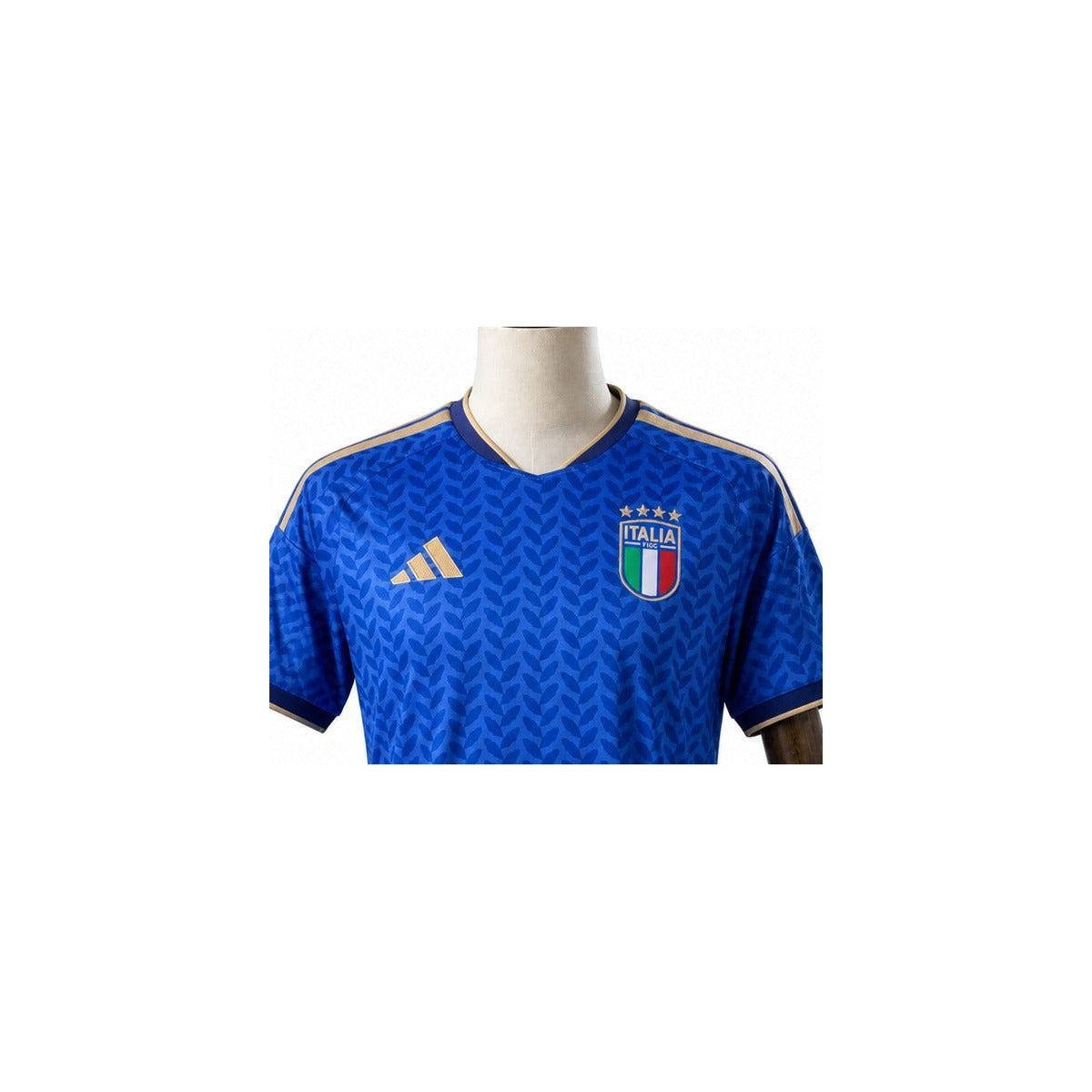 Camisa Seleção Itália - 1º Uniforme Torcedor 2026 detalhe escudo manequim fundo branco