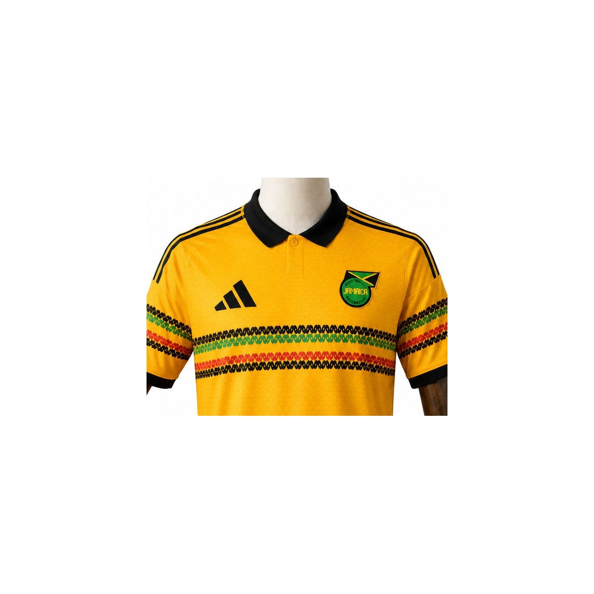 Camisa Seleção Jamaica 1 uniforme 2026 detalhe escudo manequim fundo branco