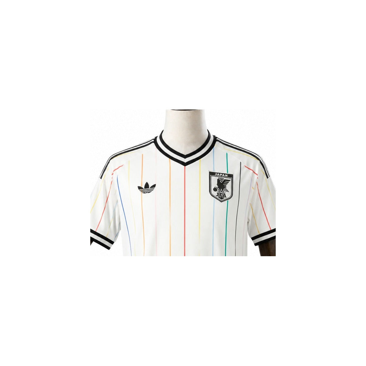 Camisa Seleção Japão 2 uniforme 2026 detalhe escudo manequim fundo branco