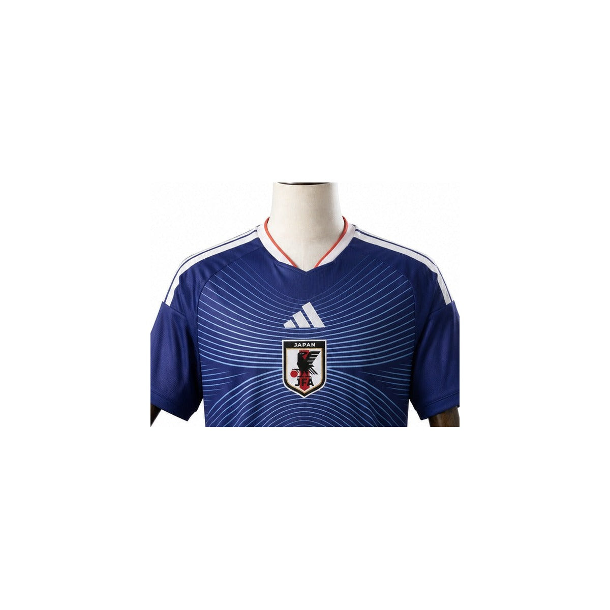 Camisa Seleção Japão - 1º Uniforme Torcedor 2026 detalhe escudo manequim fundo branco