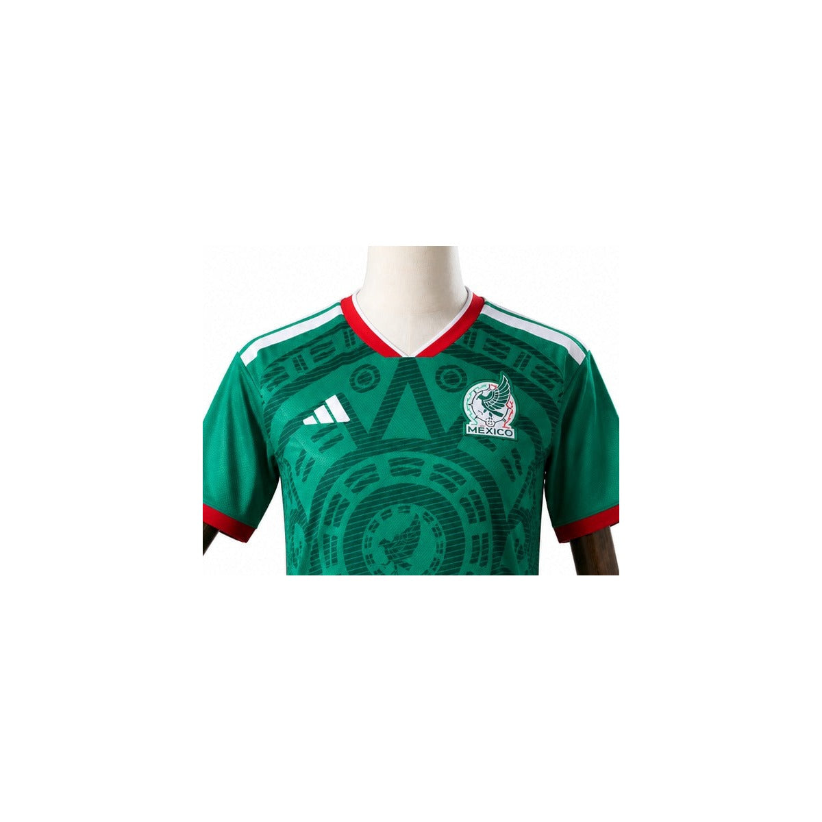 Camisa Seleção México 1 uniforme 2026 detalhe escudo manequim fundo branco