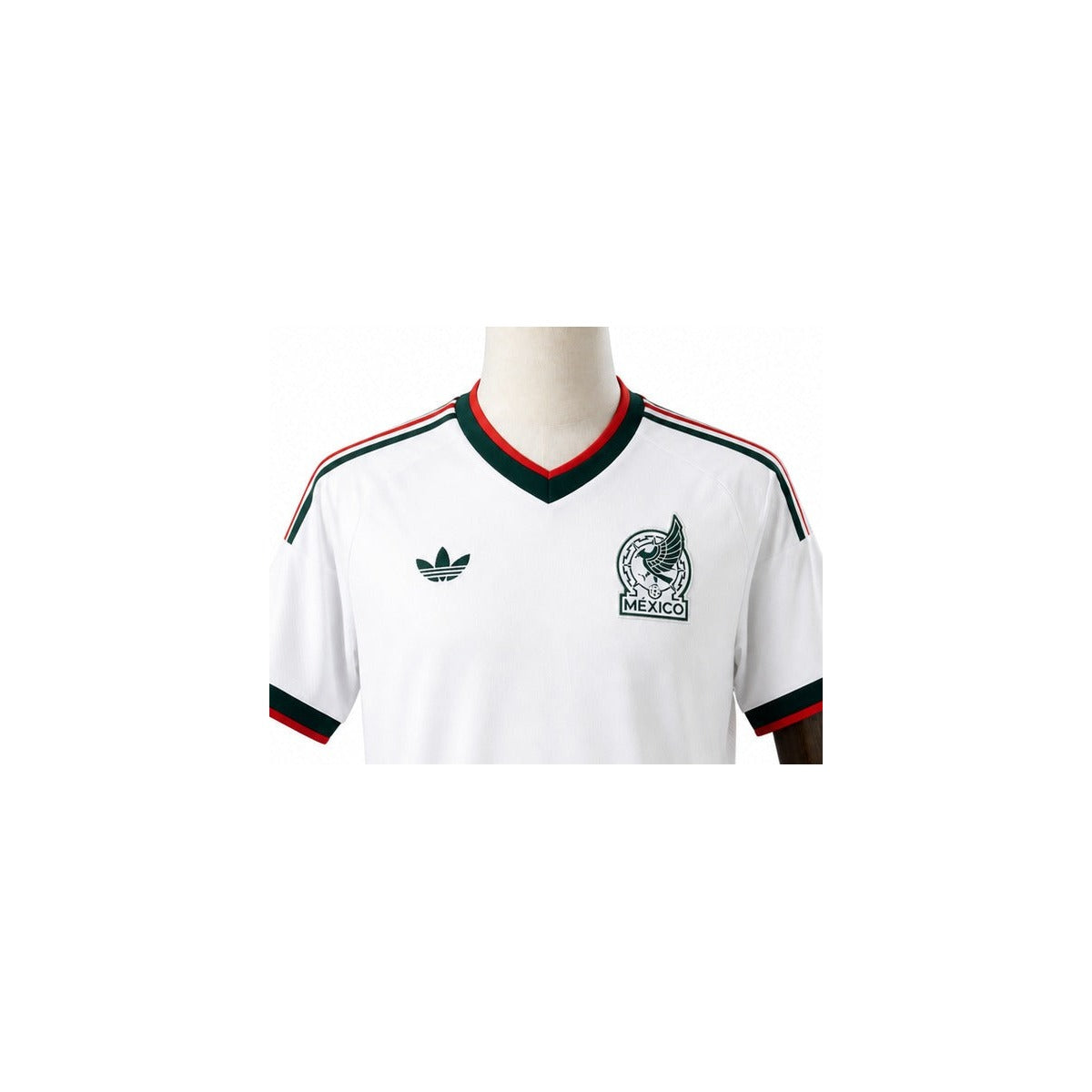 Camisa Seleção México - 2º Uniforme Torcedor 2026 detalhe escudo manequim fundo branco