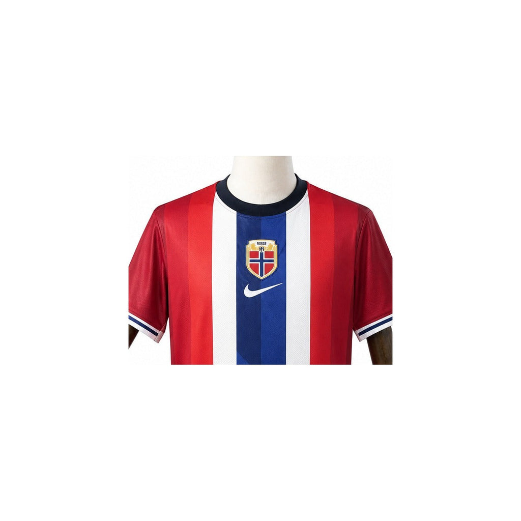 Camisa Seleção Noruega 1 uniforme 2026 detalhe escudo manequim fundo branco