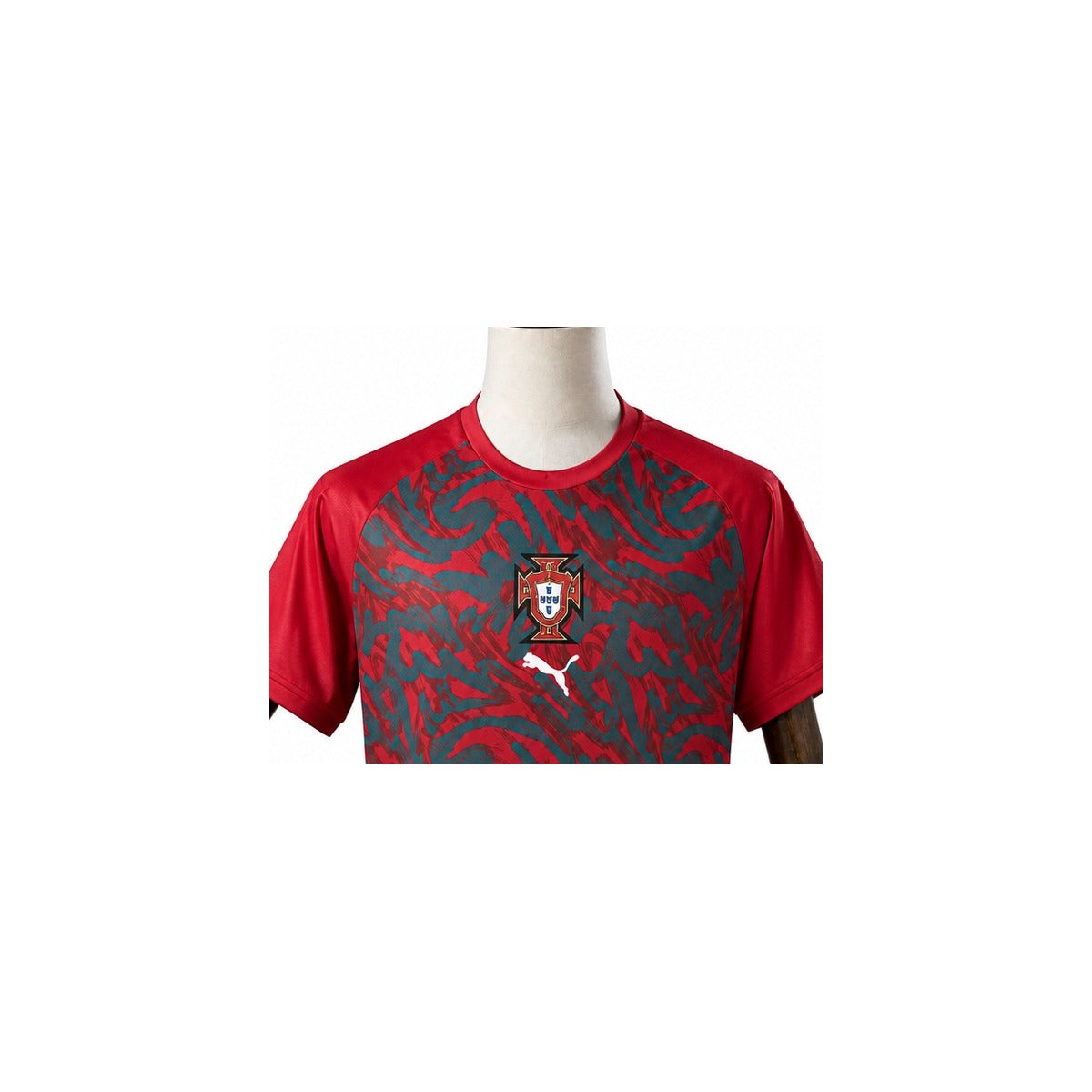 Camisa Seleção Portugal 1 uniforme 2026 detalhe escudo manequim fundo branco