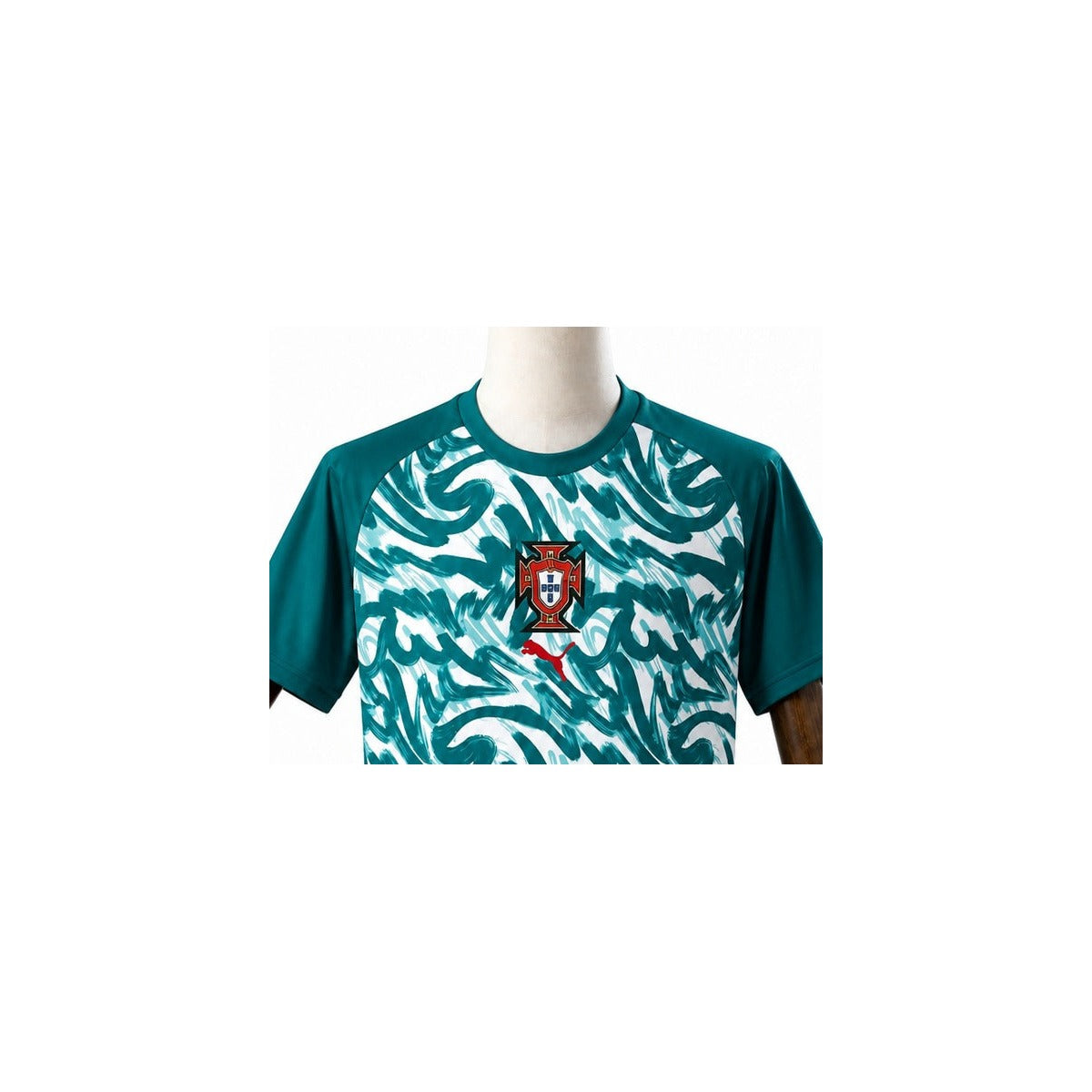 Camisa Seleção Portugal 2 uniforme  2026 detalhe escudo manequim fundo branco