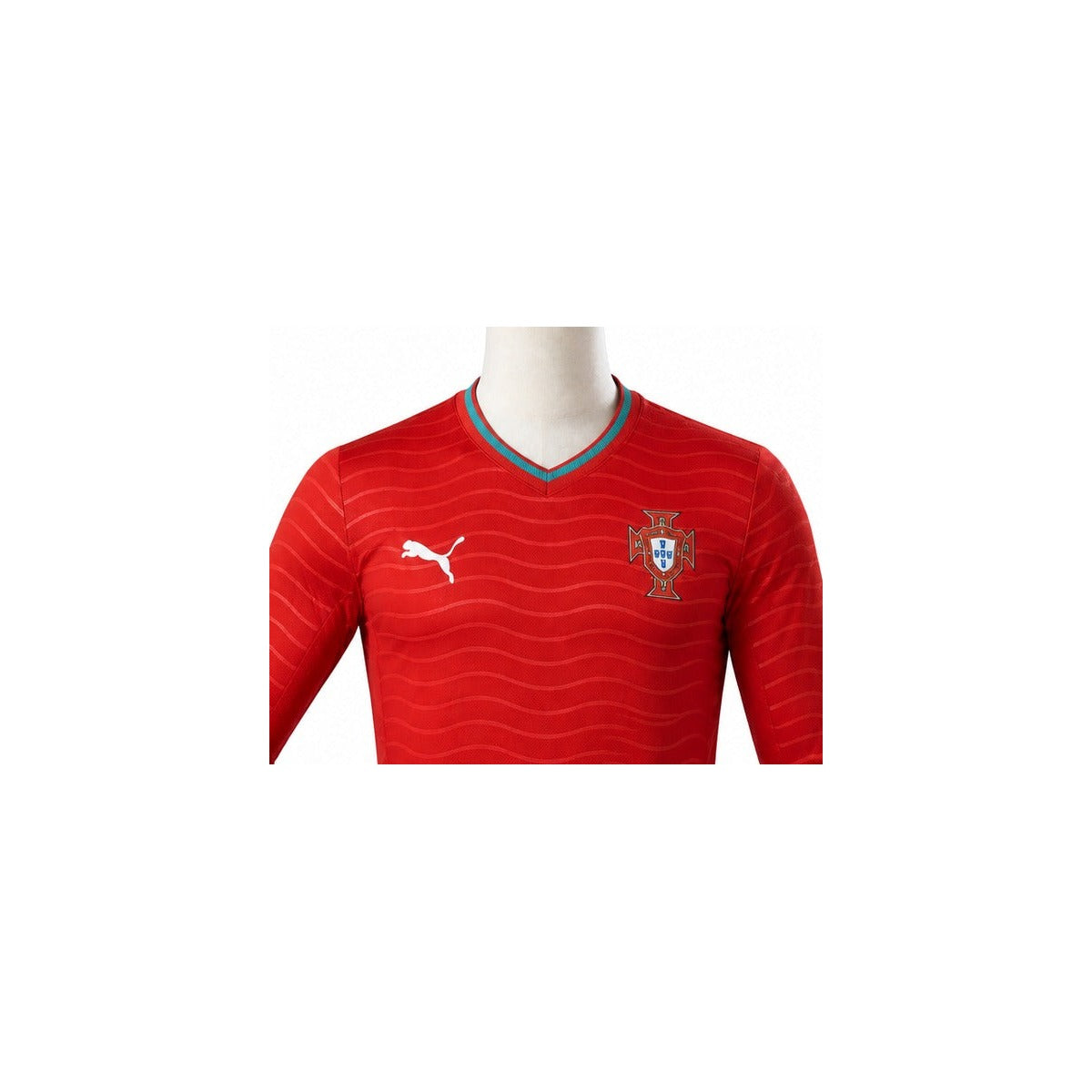 Camisa Seleção Portugal Vermelha Manga longa  1 uniforme  2026 detalhe escudo manequim fundo branco