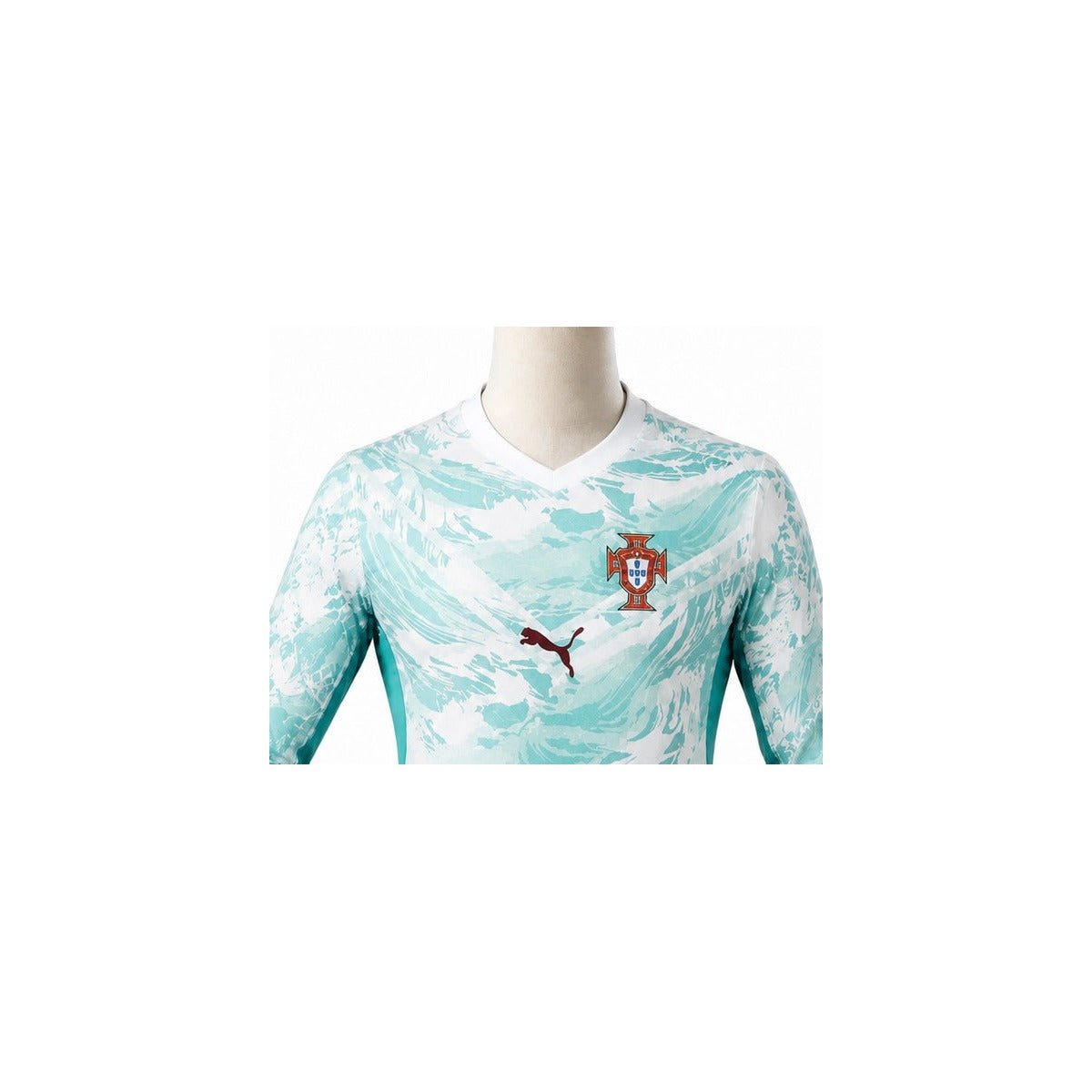 Camisa Seleção Portugal Manga Longa 2 uniforme 2026 detalhe escudo manequim fundo branco