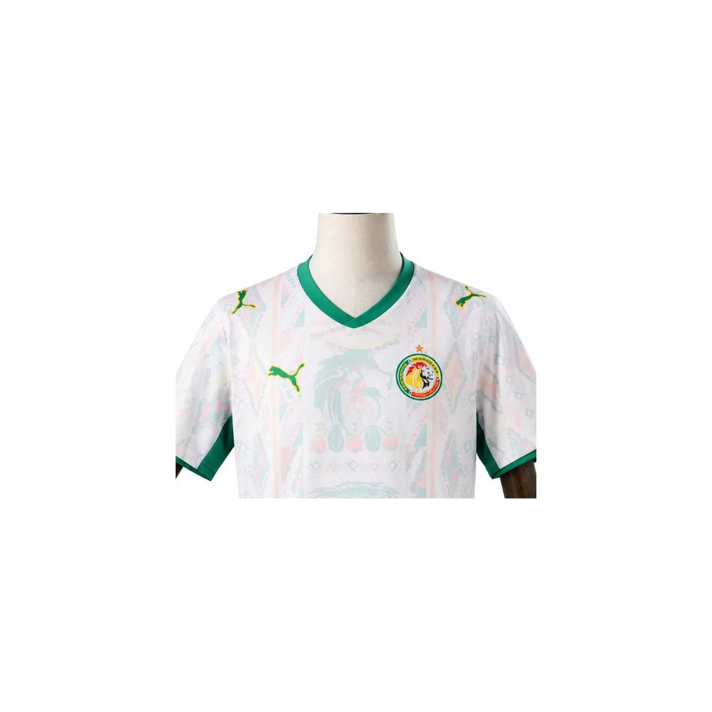 Camisa Seleção Senegal Verde 2026 detalhe escudo manequim fundo branco