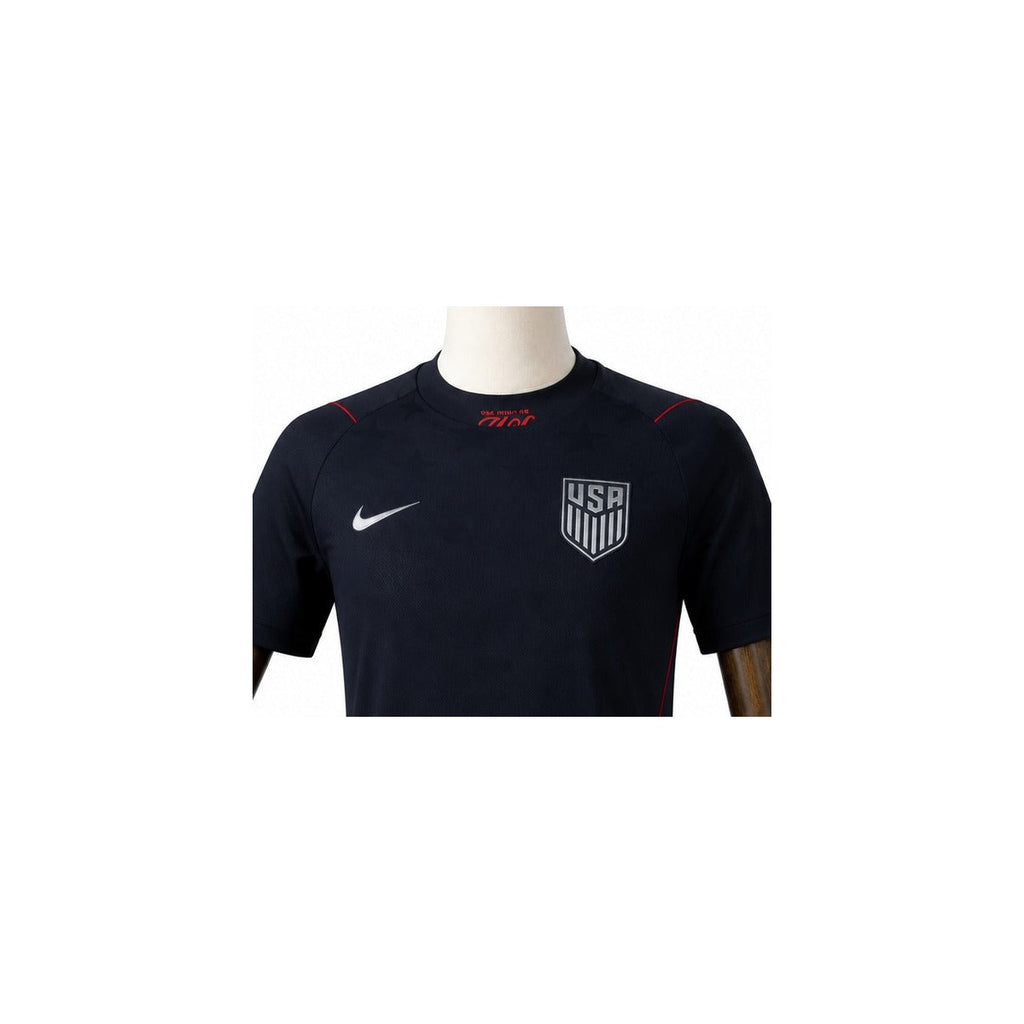 Camisa Seleção USA  2 uniforme 2026 detalhe escudo manequim fundo branco