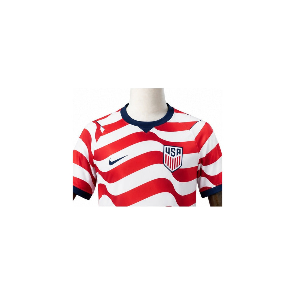 Camisa Seleção USA Vermelha 2026 detalhe escudo manequim fundo branco