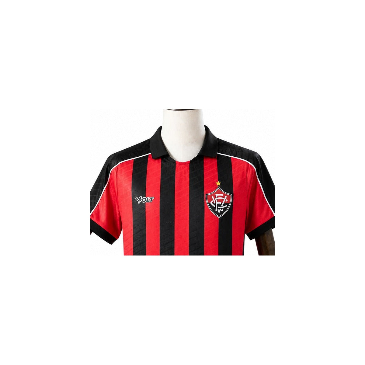 Camisa Vitória - 1º Uniforme Torcedor Sem Patch 2025/2026 detalhe escudo manequim fundo branco