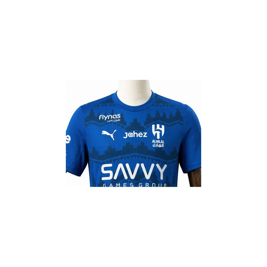 Camisa Al-Hilal - 1º Uniforme Torcedor 2025/2026 detalhe escudo manequim fundo branco
