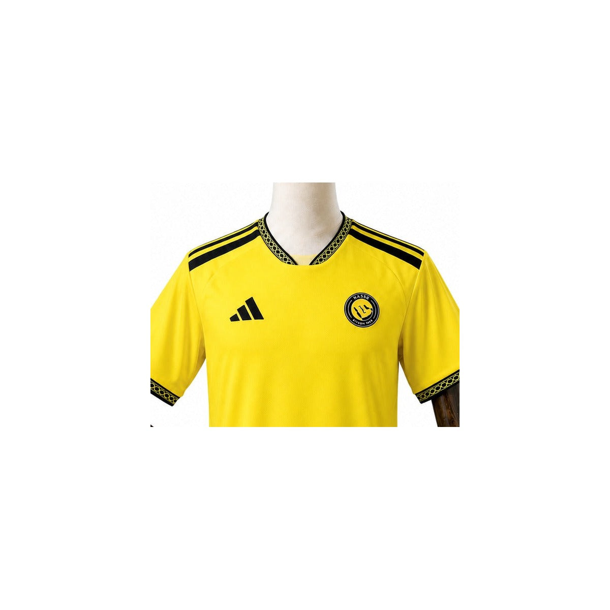 Camisa Al-Nassr - 1º Uniforme Torcedor 2026/2027 detalhe escudo manequim fundo branco