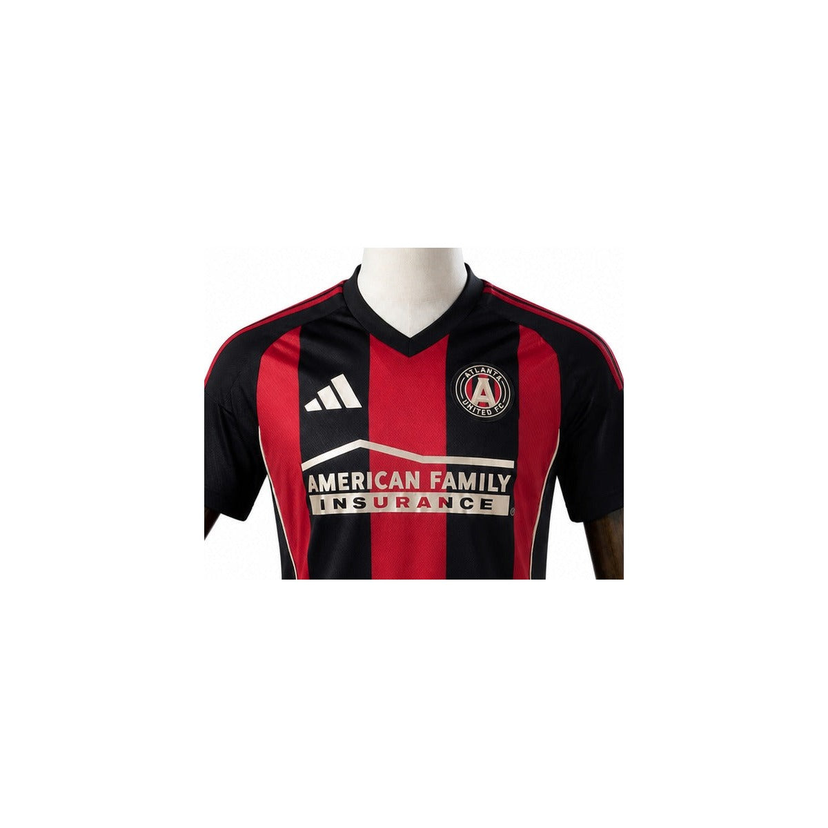 Camisa Atlanta United - 1º Uniforme Torcedor 2025 detalhe escudo manequim fundo branco