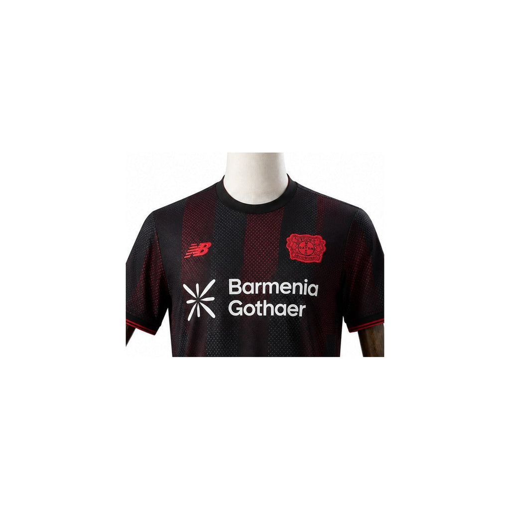Camisa Bayer 04 Leverkusen - 1º Uniforme Torcedor 2025/2026 detalhe escudo manequim fundo branco