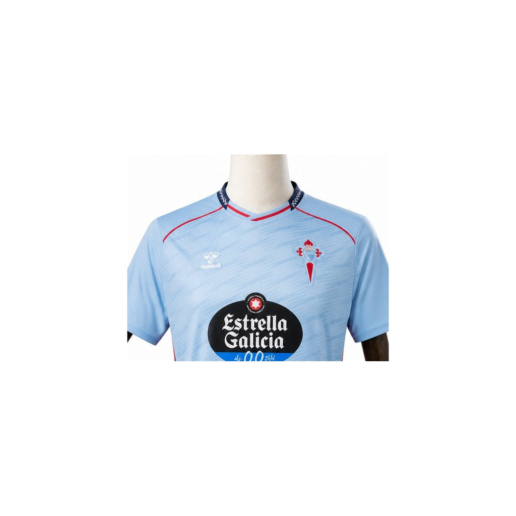 Camisa Celta de Vigo - 1º Uniforme Torcedor 2025/2026 detalhe escudo manequim fundo branco