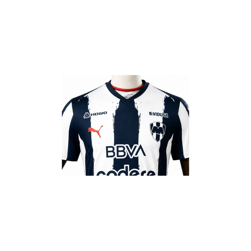 Camisa CF Monterrey - 1º Uniforme Torcedor 2025/2026 detalhe escudo manequim fundo branco