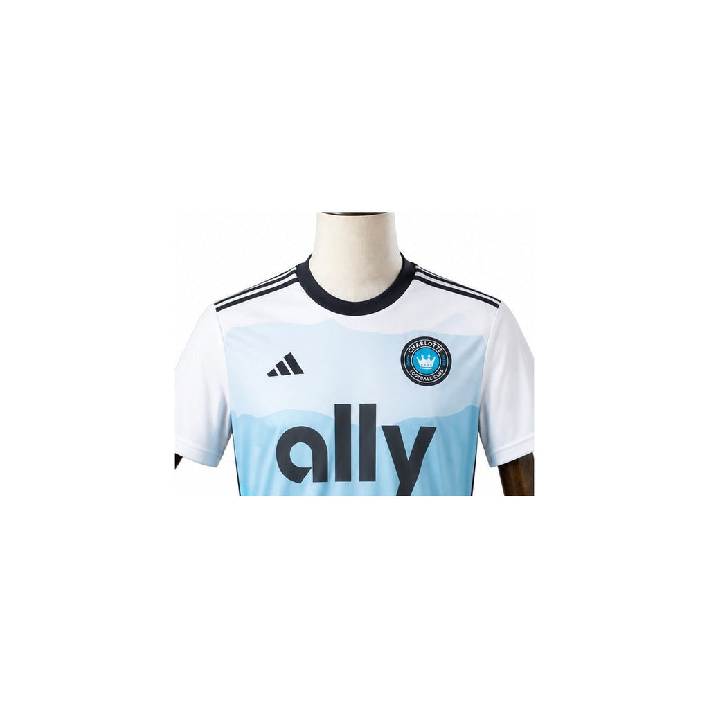 Camisa Charlotte - 1º Uniforme Torcedor 2025 detalhe escudo manequim fundo branco
