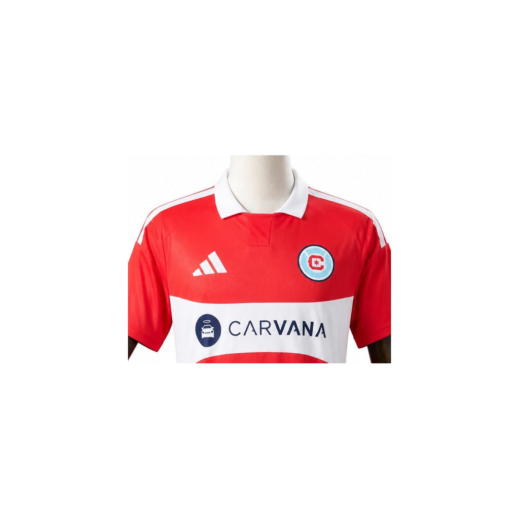Camisa Chicago Fire - 1º Uniforme Torcedor 2026 detalhe escudo manequim fundo branco