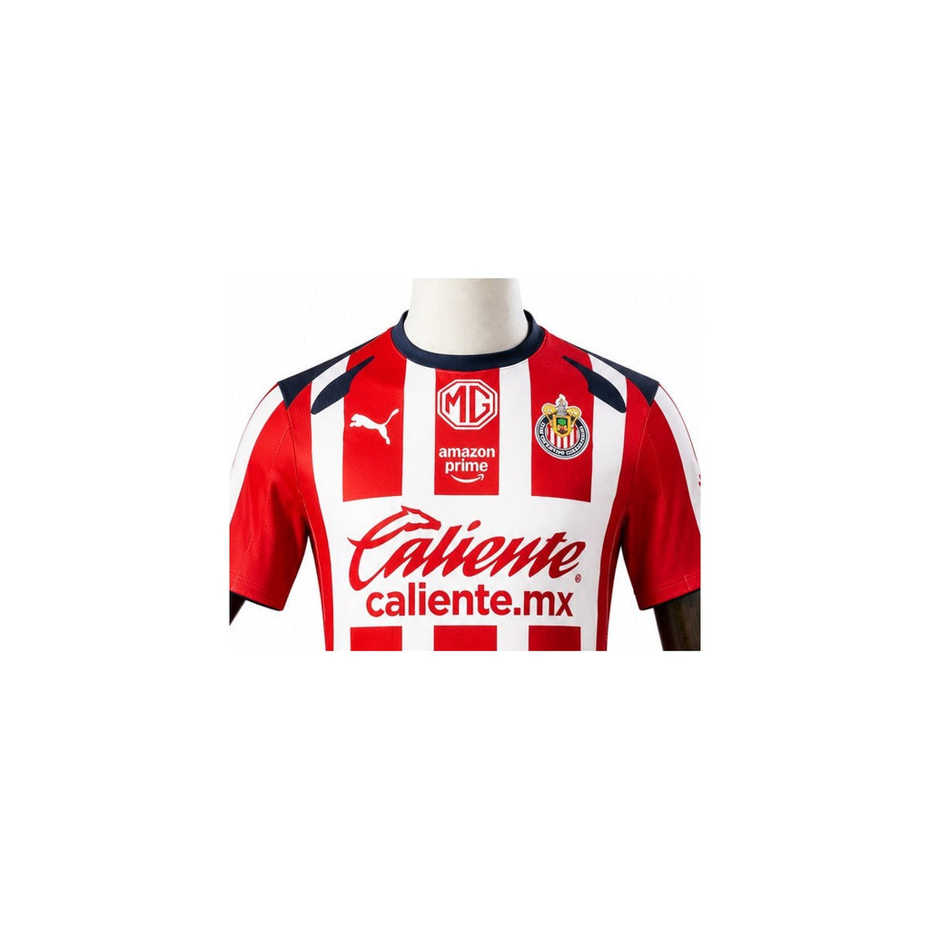 Camisa Chivas Guadalajara - 1º Uniforme Torcedor 2025/2026 detalhe escudo manequim fundo branco