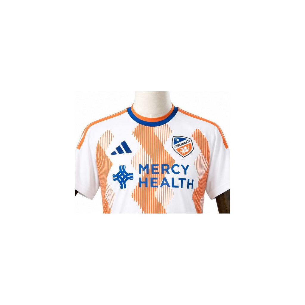 Camisa Cincinnati - 2º Uniforme Torcedor 2026 detalhe escudo manequim fundo branco