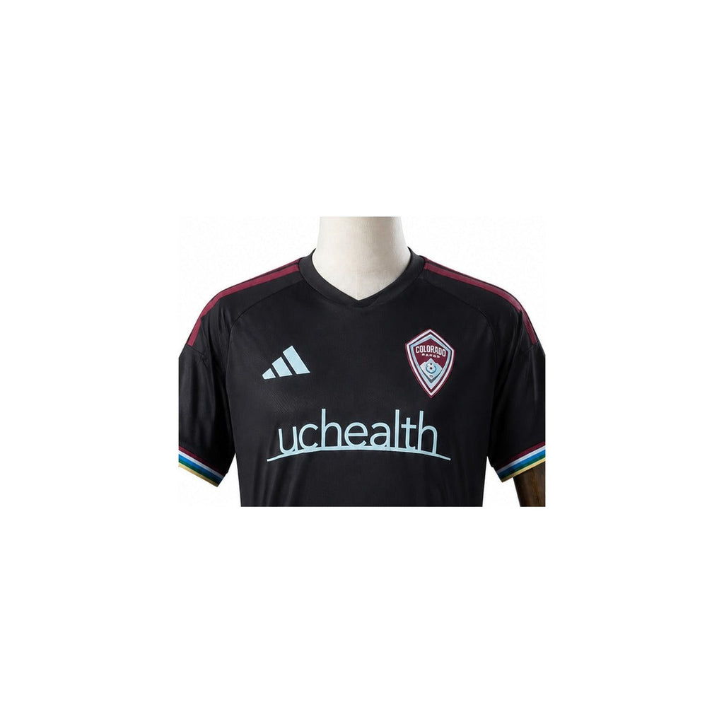Camisa Colorado Rapids - 1º Uniforme Torcedor 2026 detalhe escudo manequim fundo branco