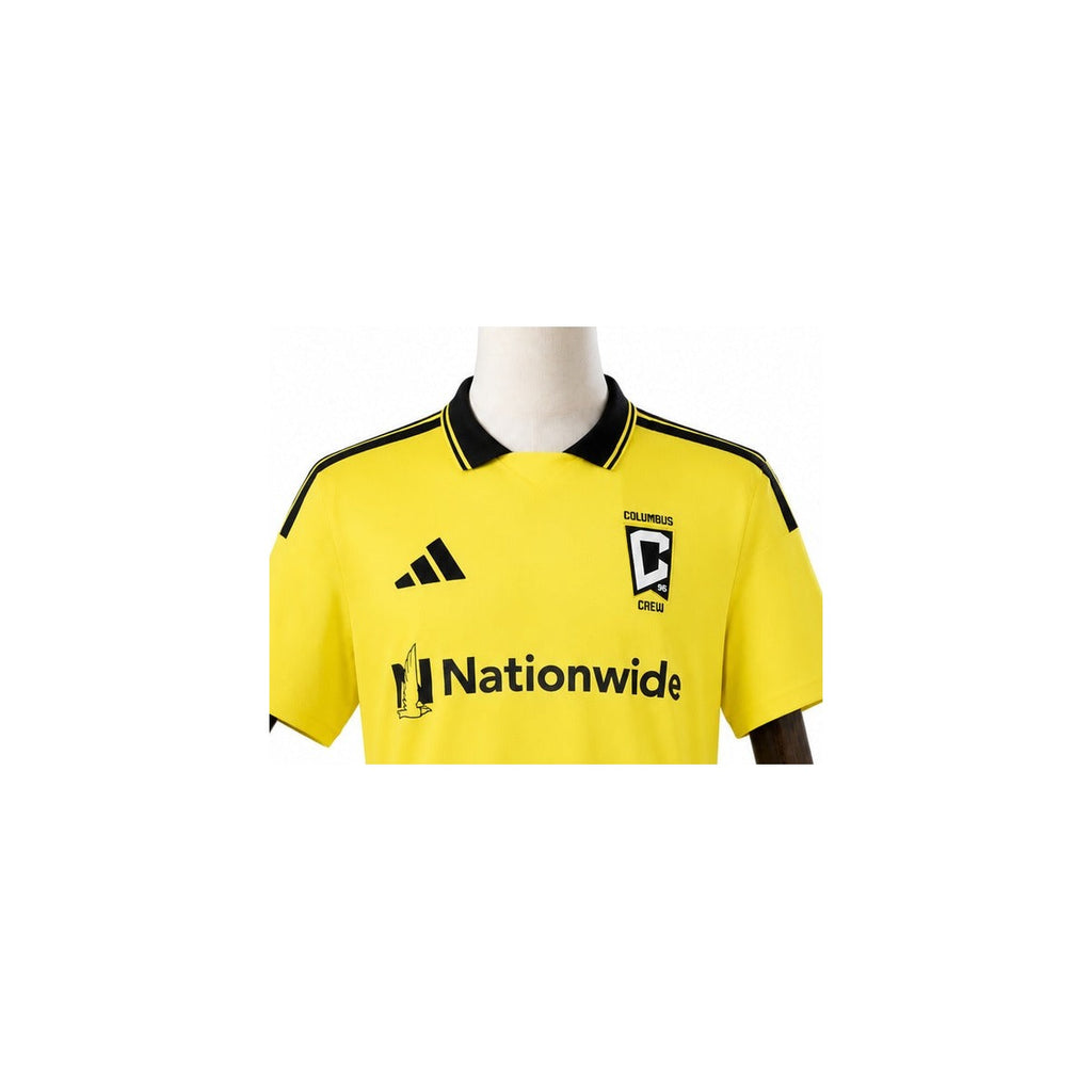 Camisa Columbus Crew - 1º Uniforme Torcedor 2026 detalhe escudo manequim fundo branco