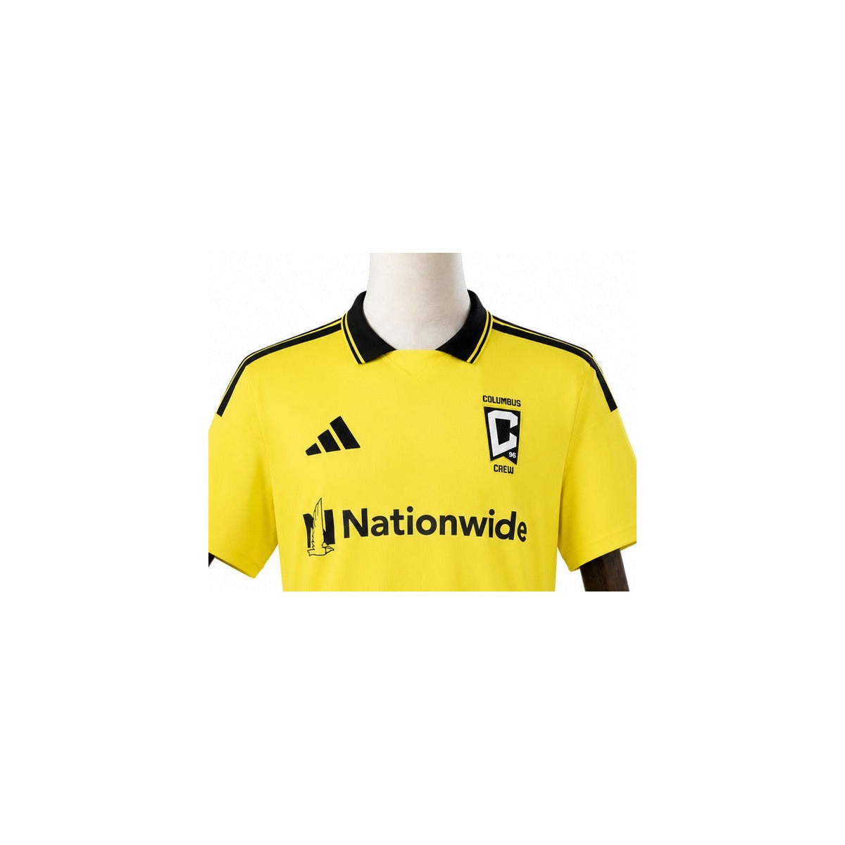 Camisa Columbus Crew - 1º Uniforme Torcedor 2026 detalhe escudo manequim fundo branco