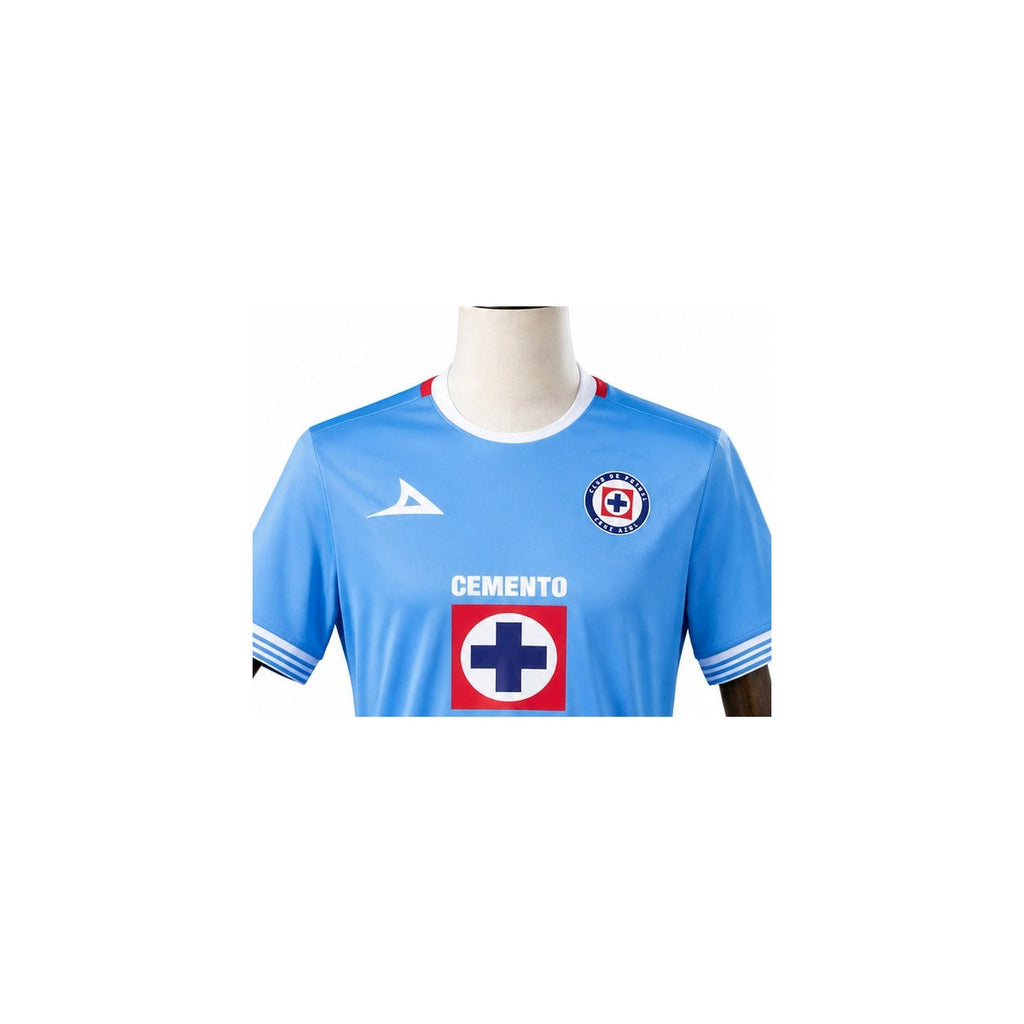 Camisa Cruz Azul - 1º Uniforme Torcedor 2024/2025 detalhe escudo manequim fundo branco