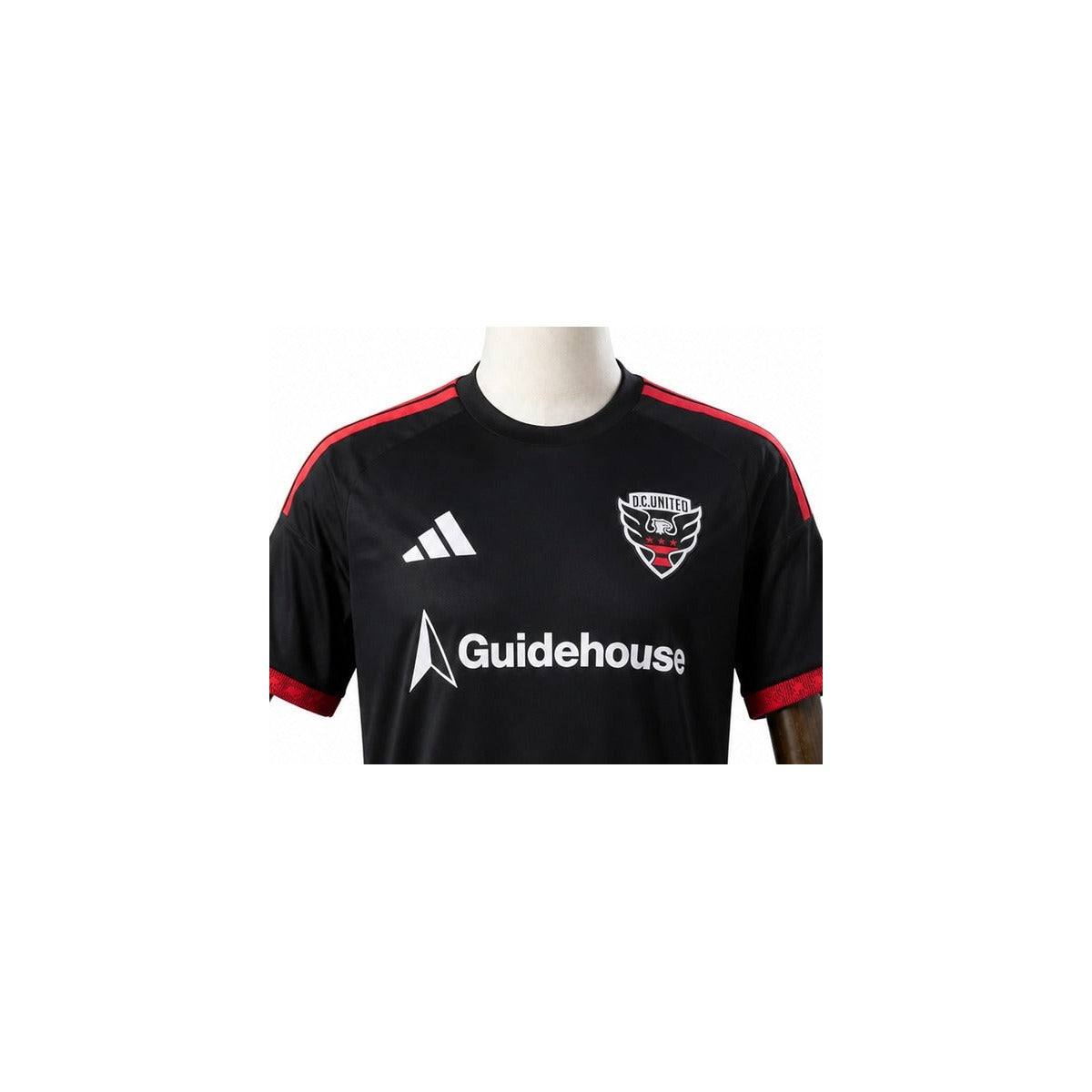 Camisa DC United - 1º Uniforme Torcedor 2026 detalhe escudo manequim fundo branco