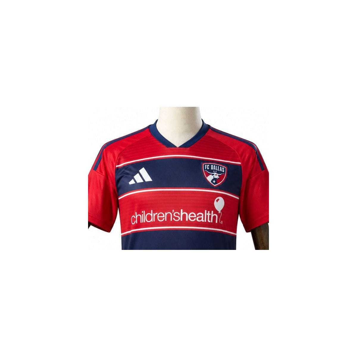 Camisa FC Dallas - 1º Uniforme Torcedor 2026 detalhe escudo manequim fundo branco