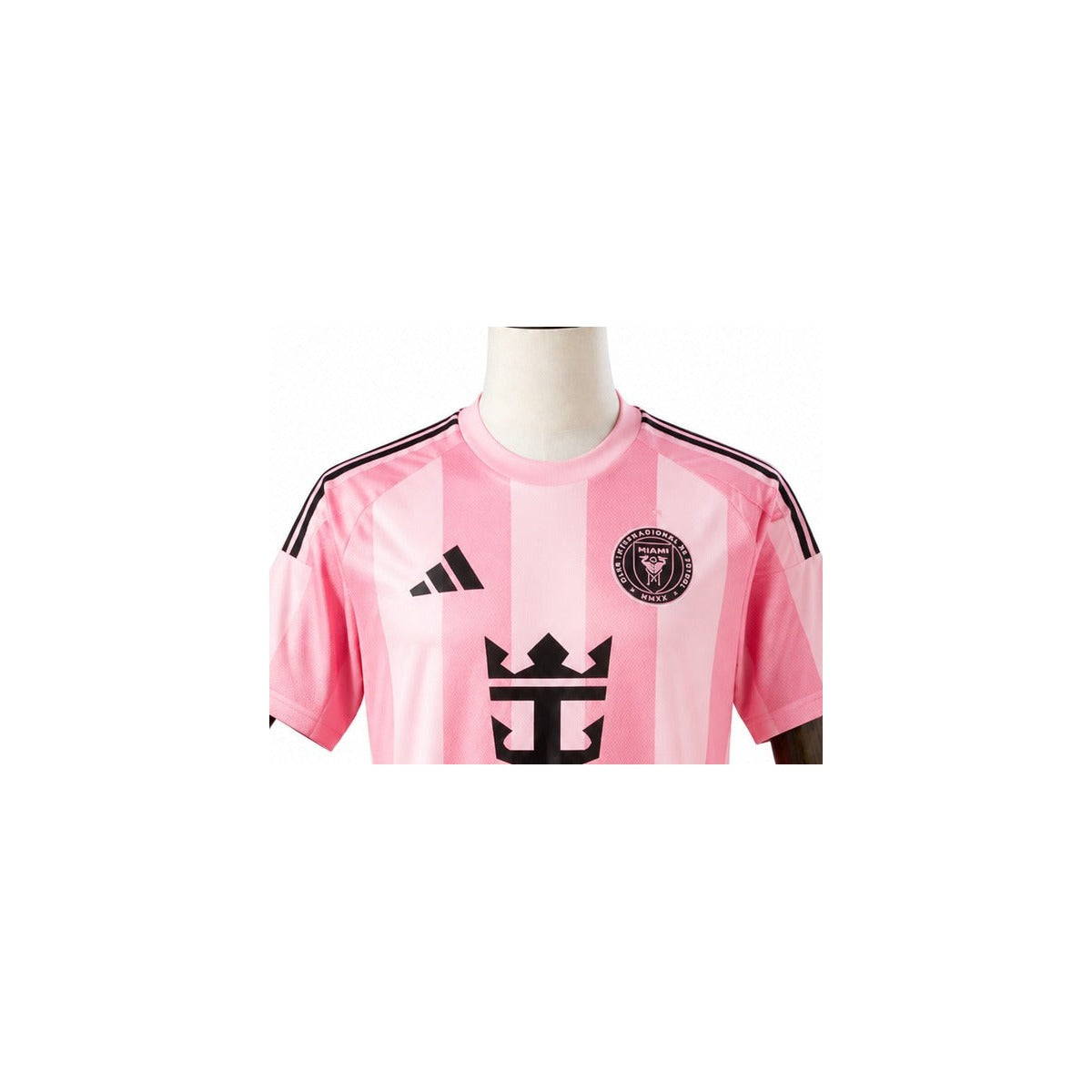 Camisa Inter Miami - 1º Uniforme Torcedor 2025 detalhe escudo manequim fundo branco