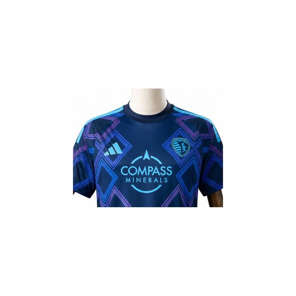 Camisa Kansas City - 2º Uniforme Torcedor 2026 detalhe escudo manequim fundo branco