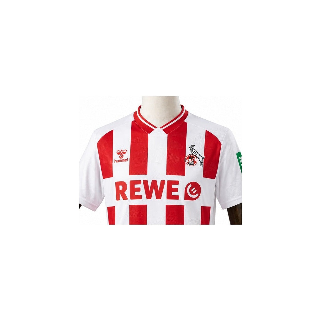 Camisa Köln - 1º Uniforme Torcedor 2025/2026 detalhe escudo manequim fundo branco