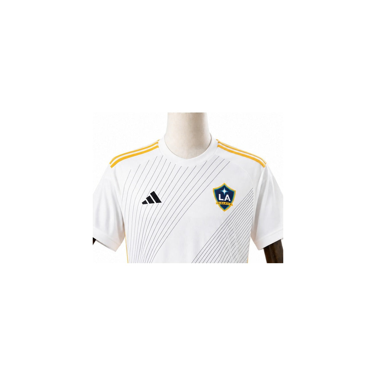 Camisa LA Galaxy - 1º Uniforme Torcedor 2025 detalhe escudo manequim fundo branco