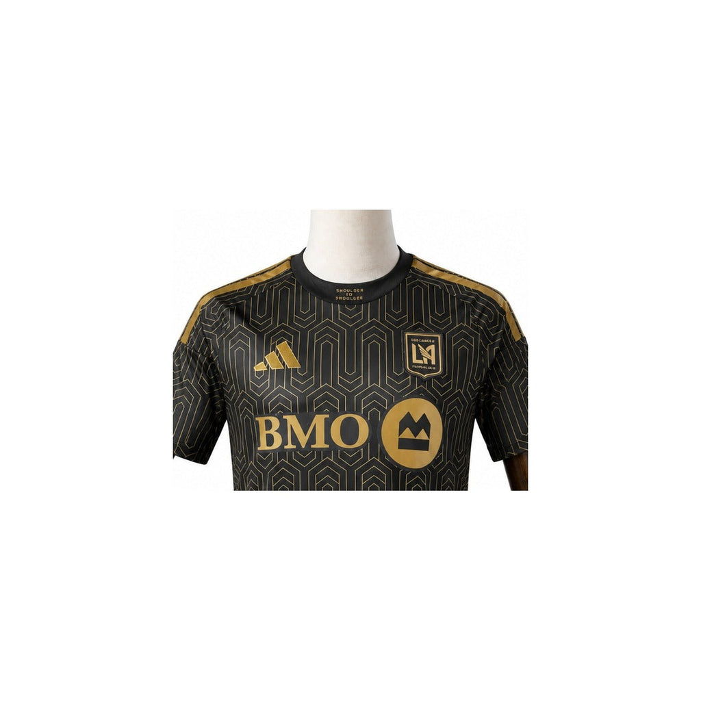 Camisa Los Angeles FC - 1º Uniforme Torcedor 2026 detalhe escudo manequim fundo branco