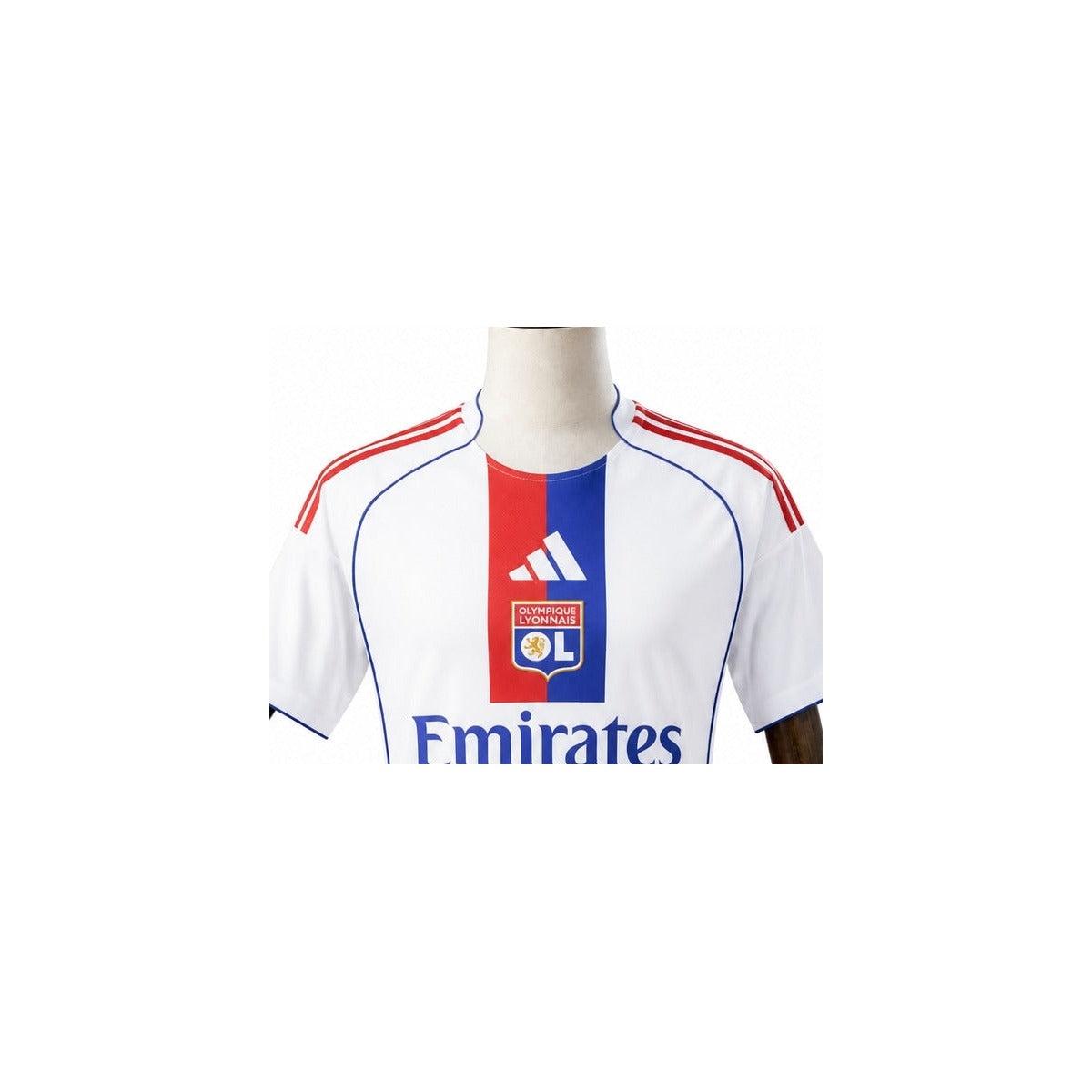 Camisa Lyon - 1º Uniforme Torcedor 2025/2026 detalhe escudo manequim fundo branco