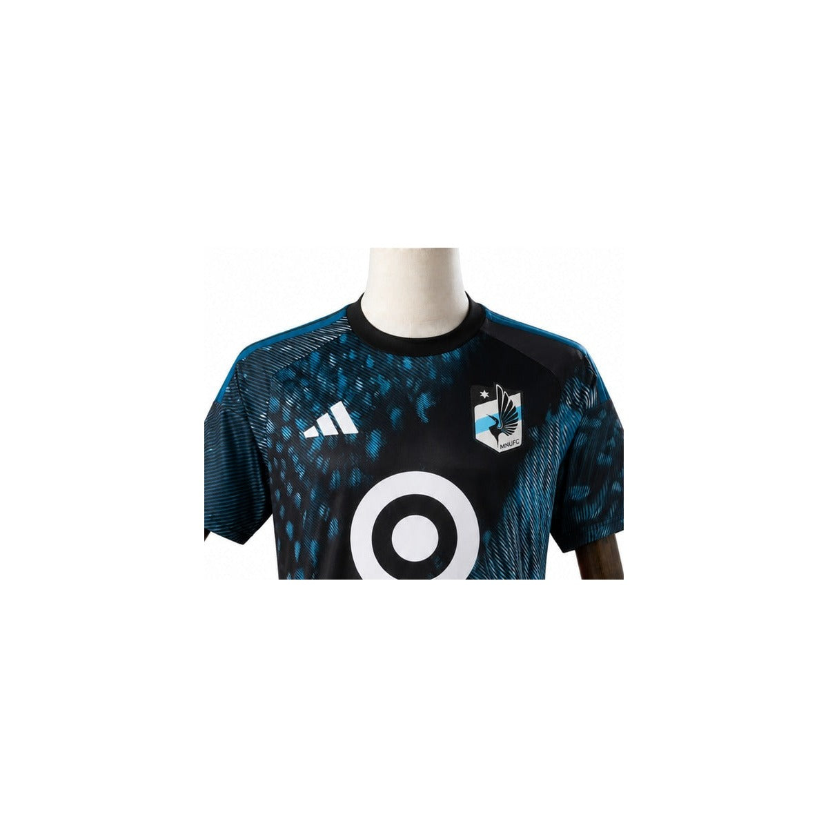 Camisa Minnesota United - 2º Uniforme Torcedor 2026 detalhe escudo manequim fundo branco