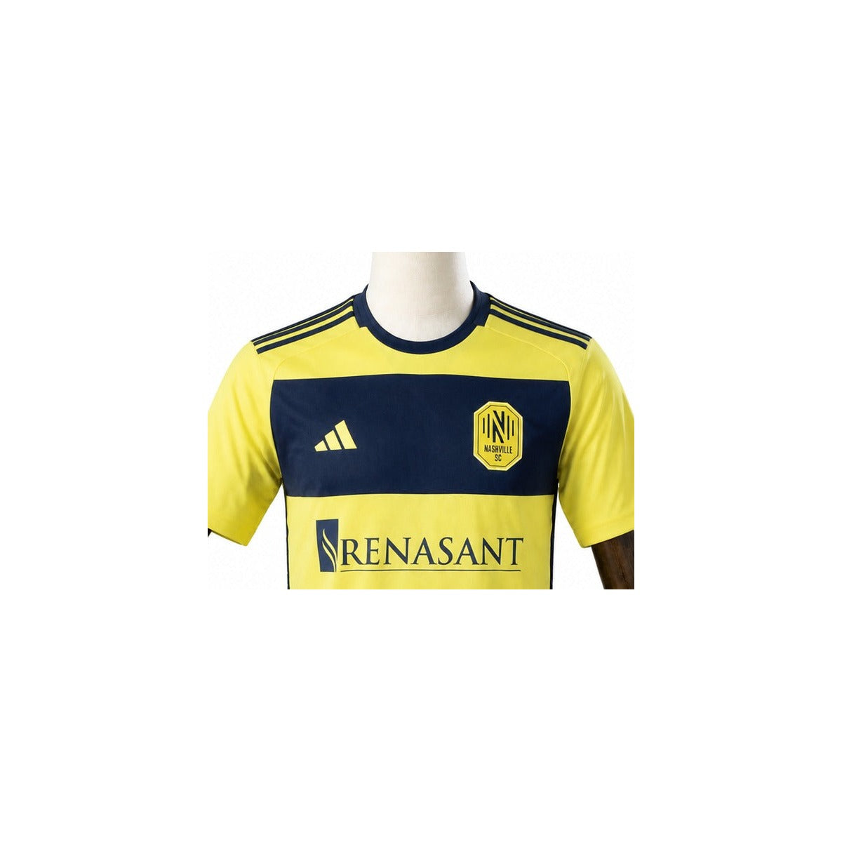 Camisa Nashville - 1º Uniforme Torcedor 2025 detalhe escudo manequim fundo branco