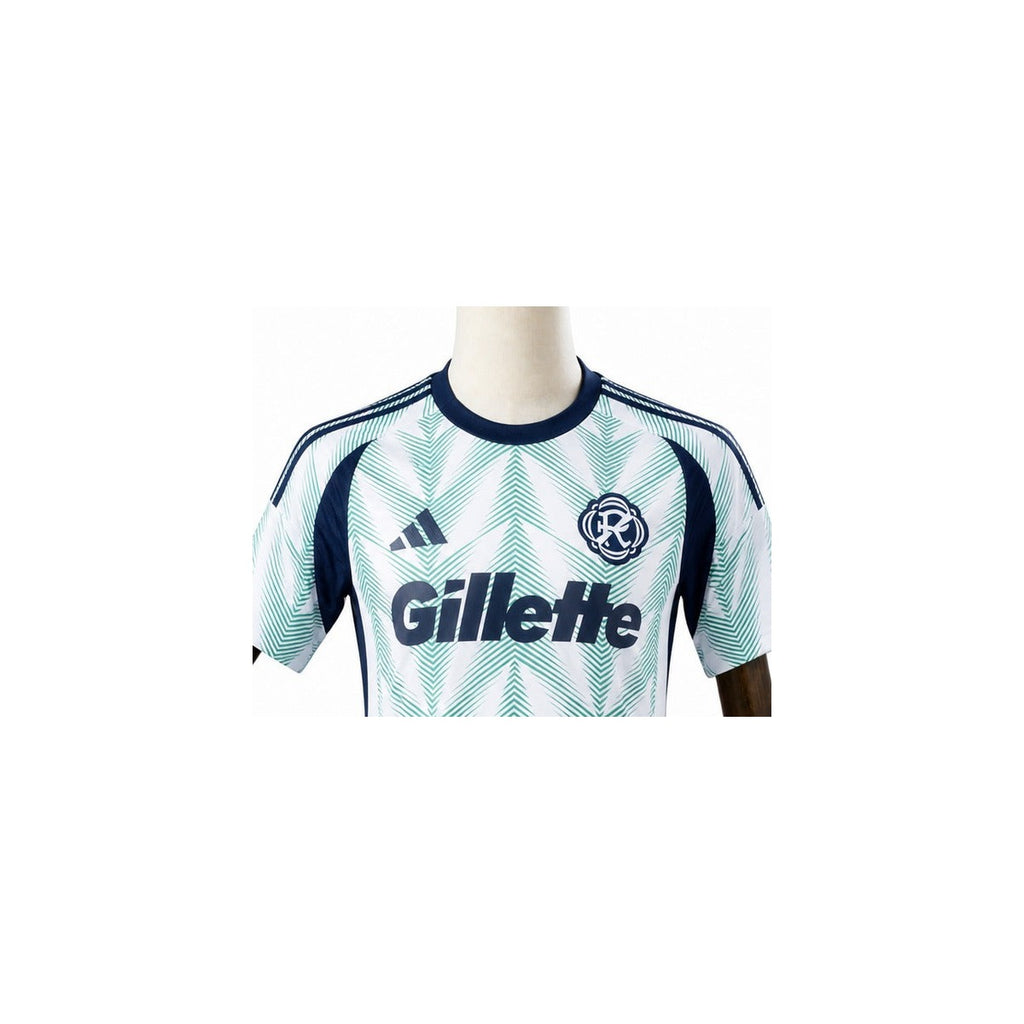 Camisa New England - 2º Uniforme Torcedor 2025 detalhe escudo manequim fundo branco