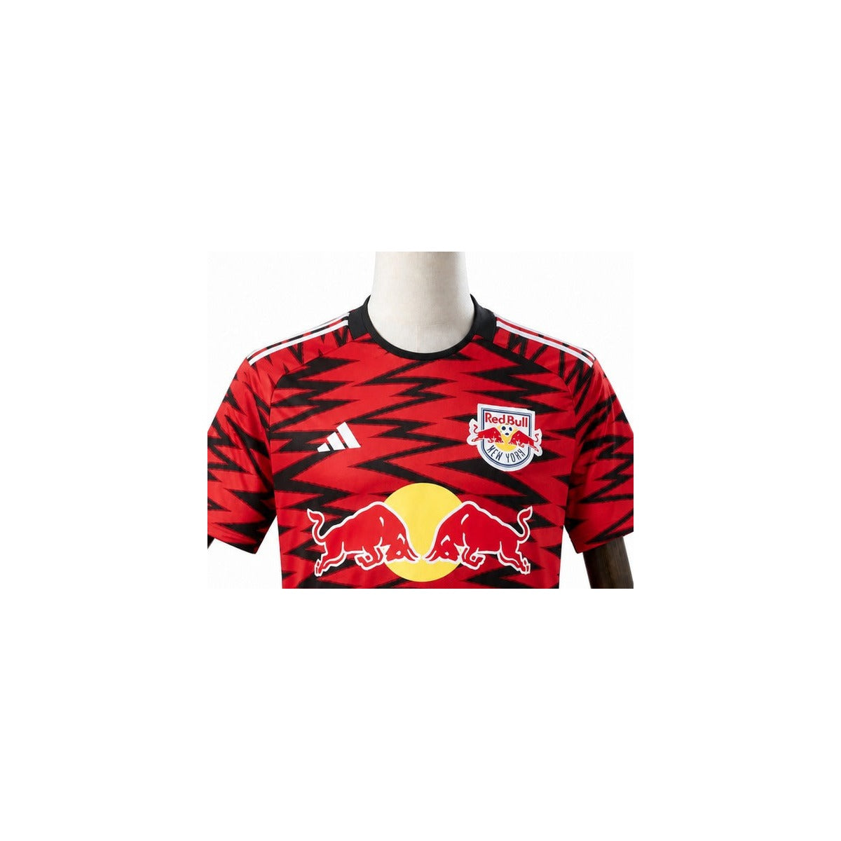 Camisa New York Red Bulls - 1º Uniforme Torcedor 2025 detalhe escudo manequim fundo branco