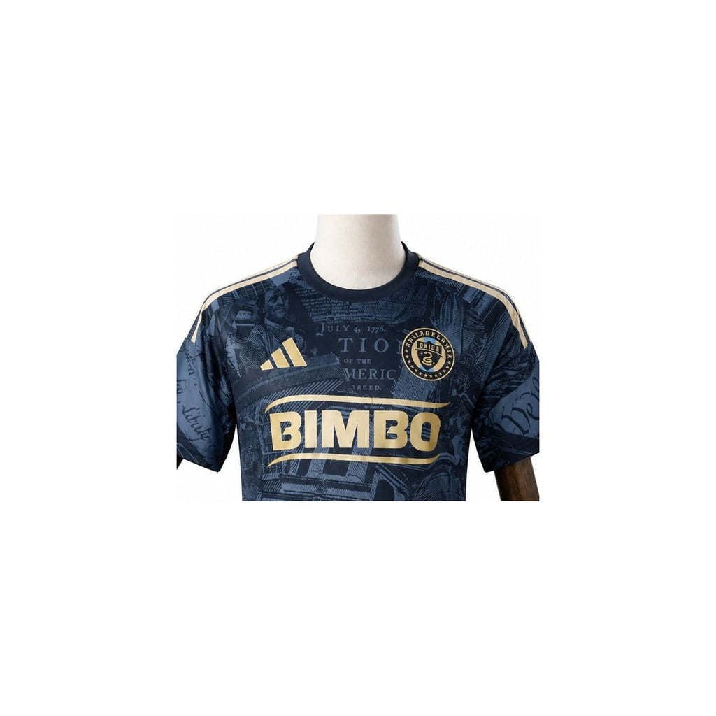 Camisa Philadelphia Union - 2º Uniforme Torcedor 2026 detalhe escudo manequim fundo branco