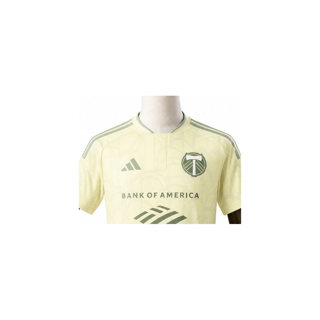 Camisa Portland Timbers - 2º Uniforme Torcedor 2026 detalhe escudo manequim fundo branco
