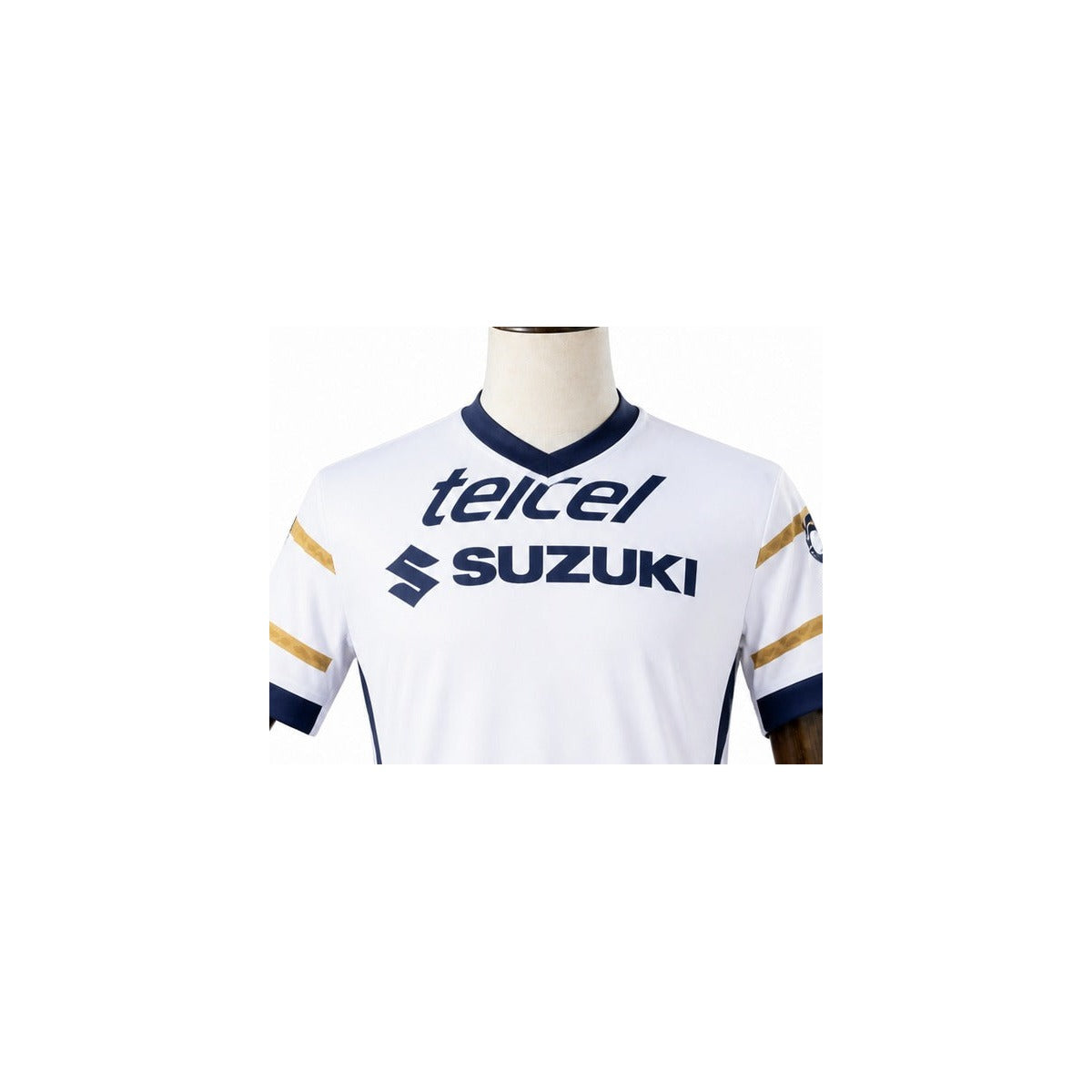Camisa Pumas - 1º Uniforme Torcedor 2024/2025 detalhe escudo manequim fundo branco