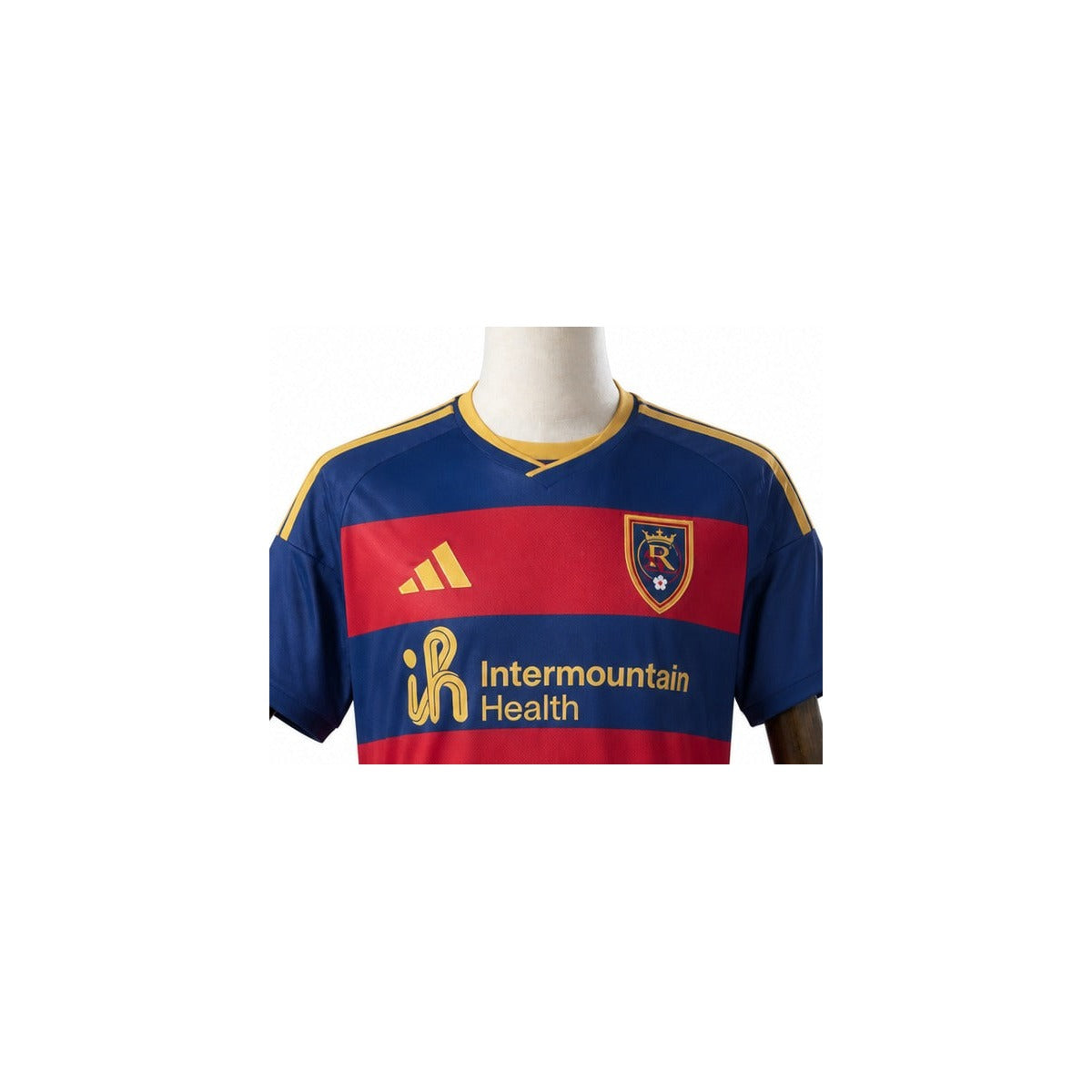 Camisa Real Salt Lake - 1º Uniforme Torcedor 2026 detalhe escudo manequim fundo branco