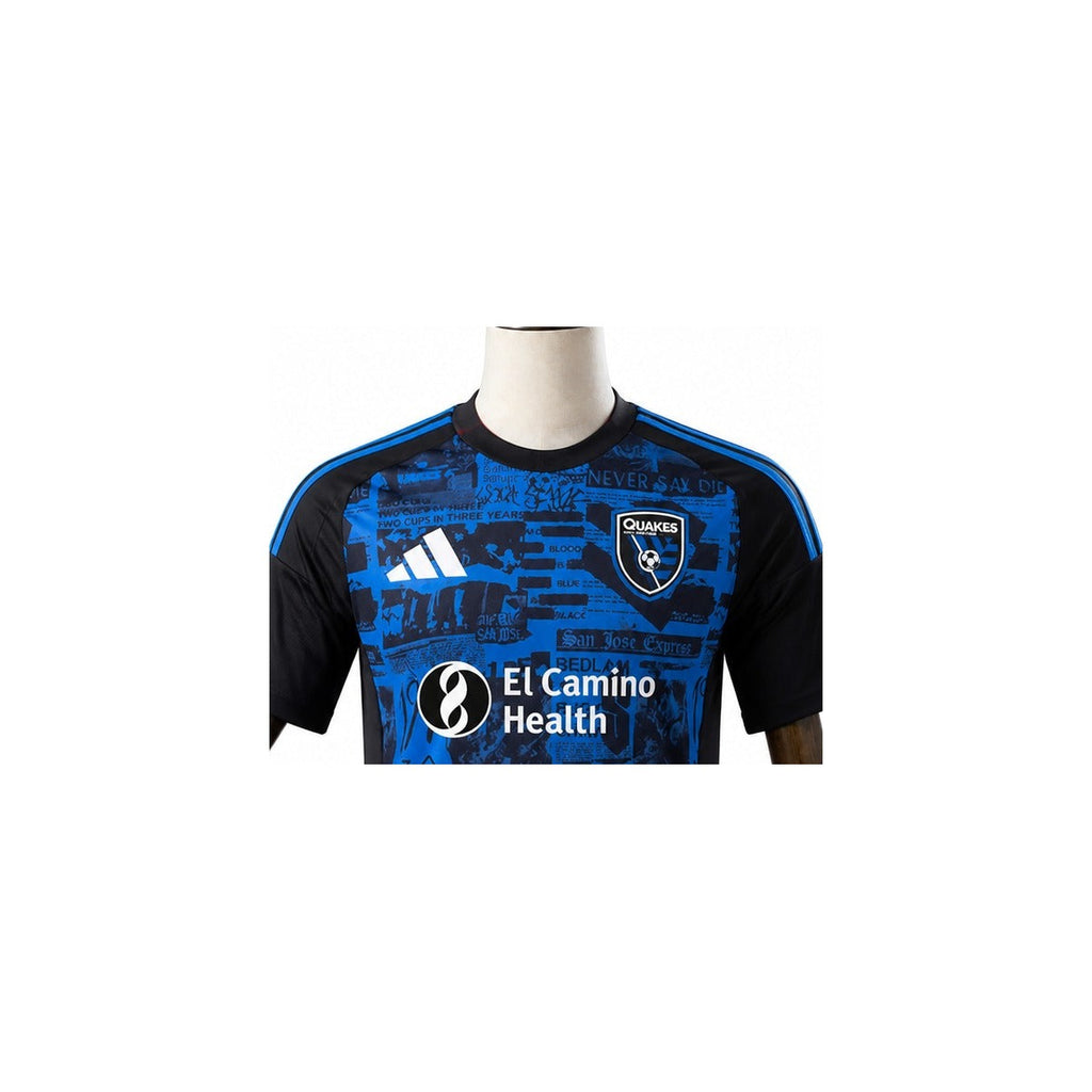 Camisa San Jose - 1º Uniforme Torcedor 2025 detalhe escudo manequim fundo branco