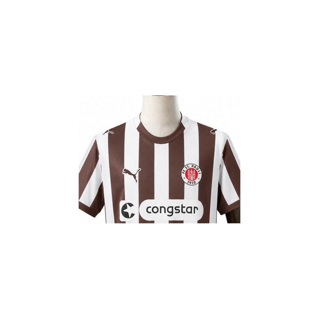 Camisa St. Pauli - 1º Uniforme Torcedor 2025/2026 detalhe escudo manequim fundo branco