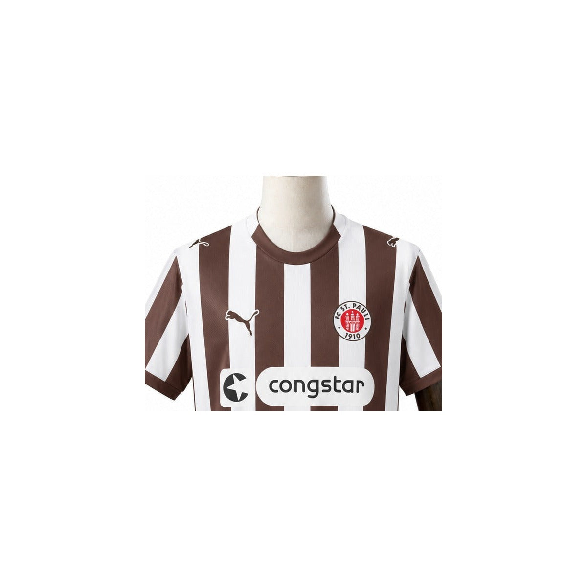 Camisa St. Pauli - 1º Uniforme Torcedor 2025/2026 detalhe escudo manequim fundo branco
