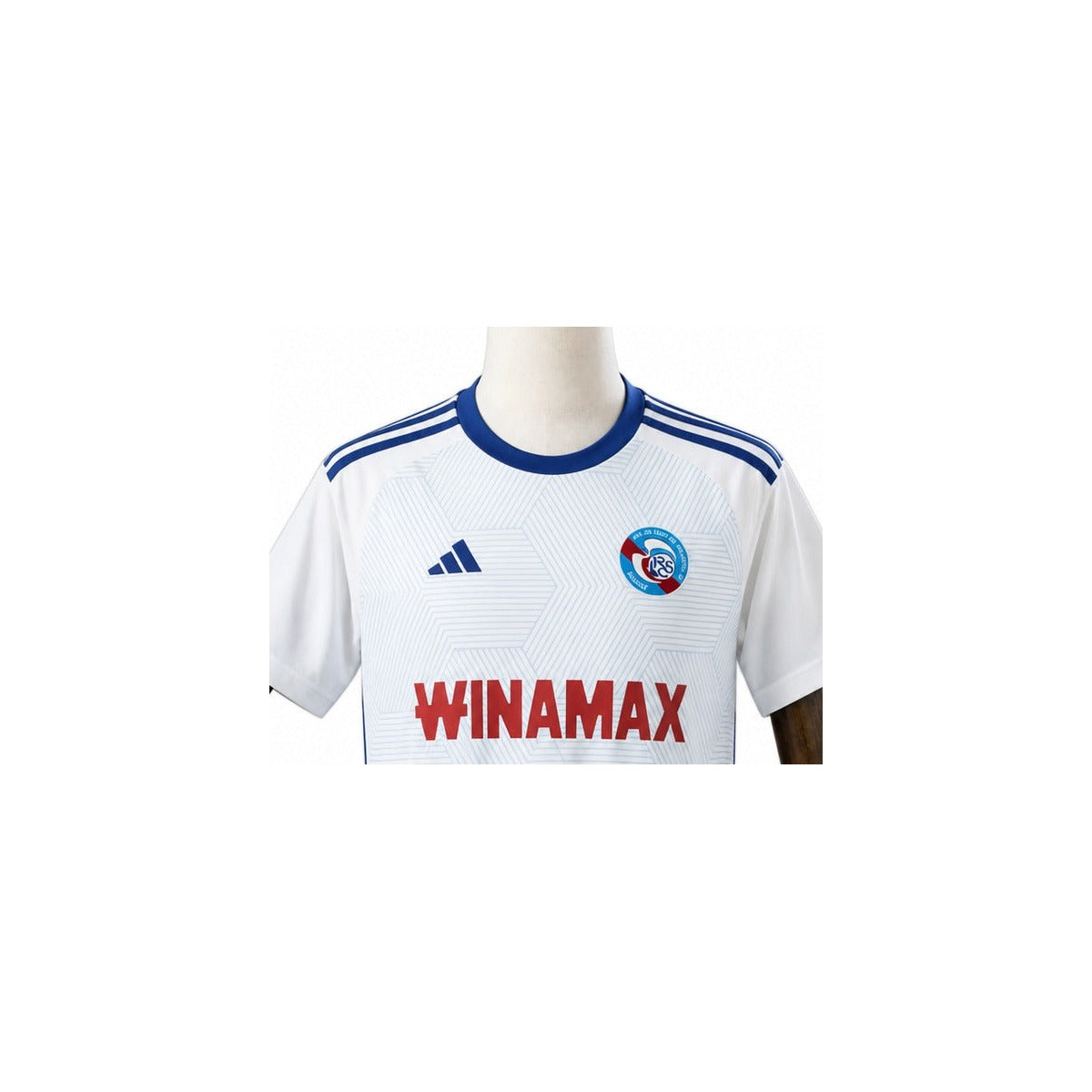 Camisa Strasbourg - 2º Uniforme Torcedor 2023/2024 detalhe escudo manequim fundo branco